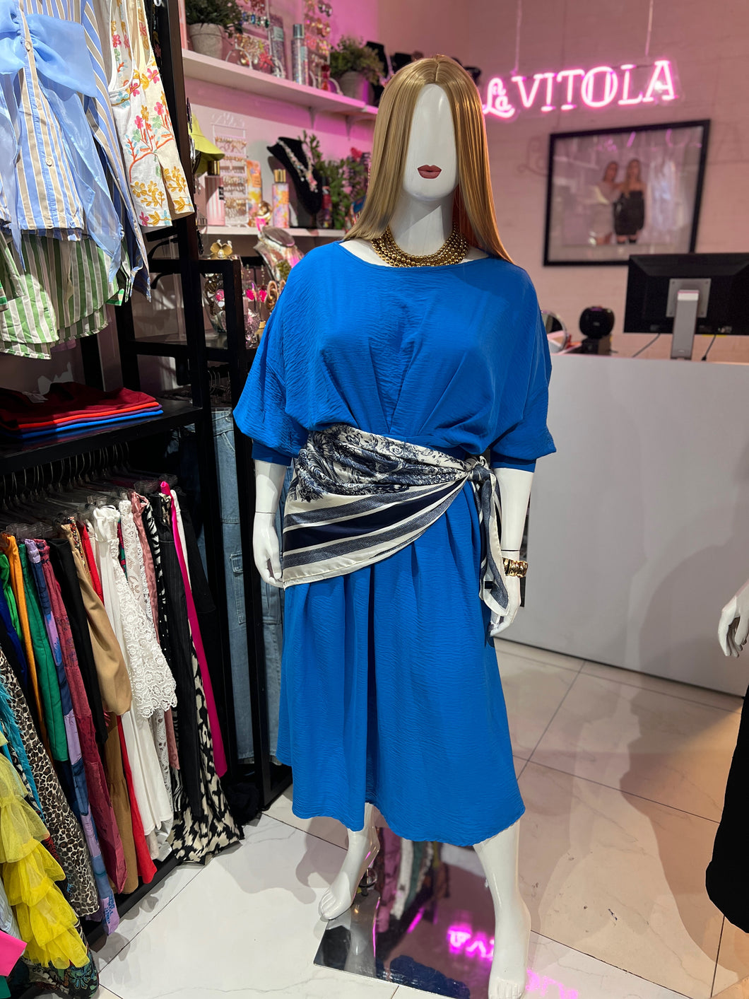 Vestido azul con cinturón
