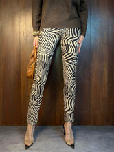 Cargar imagen en el visor de la galería, Pantalon estampado zebra
