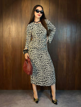 Cargar imagen en el visor de la galería, Vestido midi leopardo escote en espalda
