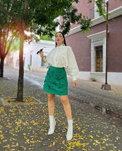 Cargar imagen en el visor de la galería, Falda verde aplicación flores
