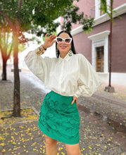 Cargar imagen en el visor de la galería, Falda verde aplicación flores
