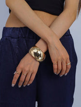 Cargar imagen en el visor de la galería, Brazalete chunky dorado
