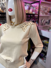 Cargar imagen en el visor de la galería, Blusa hilo beige con moños
