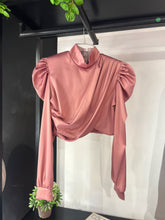 Cargar imagen en el visor de la galería, Blusa drapeada rosa saten
