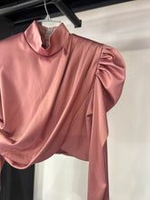 Cargar imagen en el visor de la galería, Blusa drapeada rosa saten
