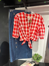 Cargar imagen en el visor de la galería, Blusa a cuadros rojo con blanco
