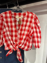 Cargar imagen en el visor de la galería, Blusa a cuadros rojo con blanco
