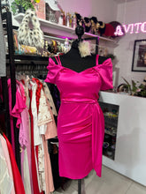 Cargar imagen en el visor de la galería, Vestido satinado rosa fucsia
