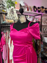 Cargar imagen en el visor de la galería, Vestido satinado rosa fucsia
