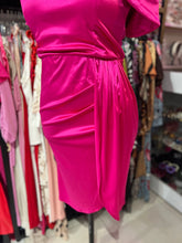 Cargar imagen en el visor de la galería, Vestido satinado rosa fucsia
