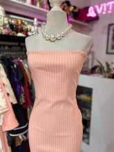 Cargar imagen en el visor de la galería, Vestido midi rosa estraple

