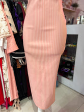 Cargar imagen en el visor de la galería, Vestido midi rosa estraple
