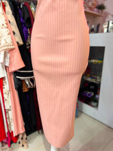 Cargar imagen en el visor de la galería, Vestido midi straple rosa pastel
