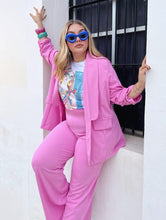 Cargar imagen en el visor de la galería, Set blazer &amp; pantalón rosa
