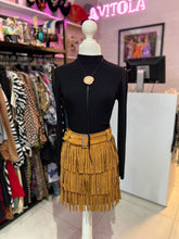 Cargar imagen en el visor de la galería, Blusa hilo negra manga larga
