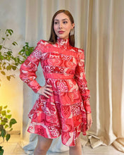 Cargar imagen en el visor de la galería, Vestido estampado rosa cuello alto
