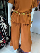 Cargar imagen en el visor de la galería, Set blusa &amp; pantalón café
