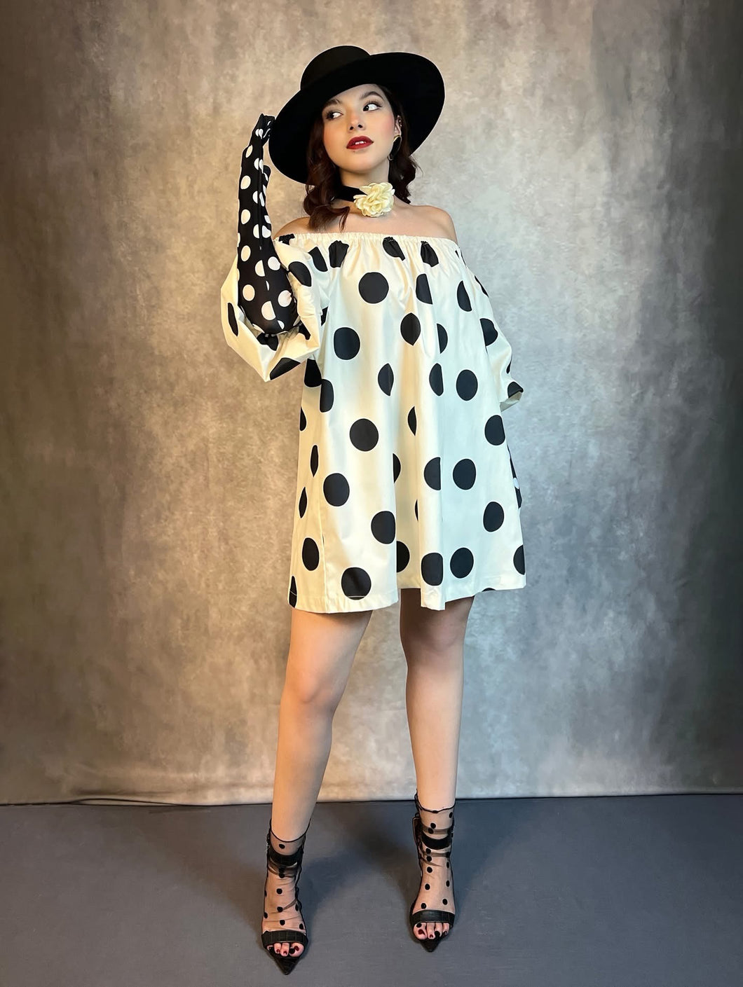 Vestido blanco lunares negros