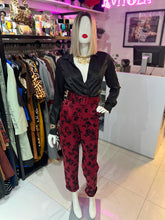 Cargar imagen en el visor de la galería, Pantalon tinto floral negro
