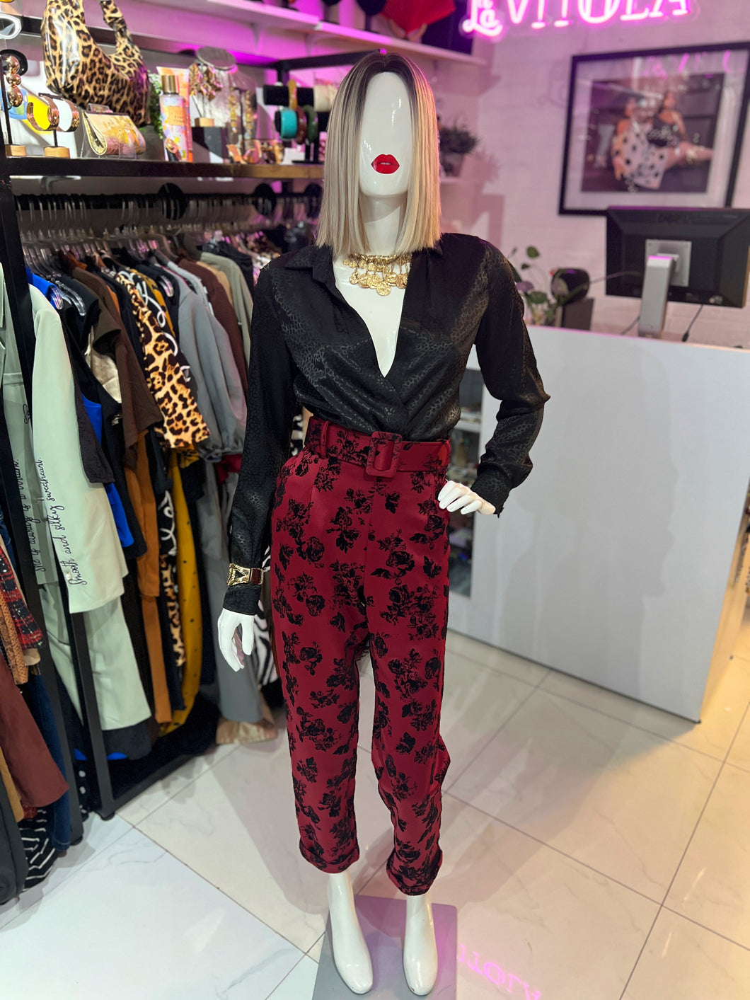 Pantalon tinto floral negro