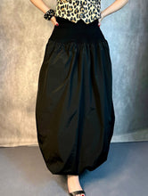 Cargar imagen en el visor de la galería, Maxi falda negra globo
