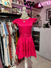 Cargar imagen en el visor de la galería, Vestido saten rosa con cinturón
