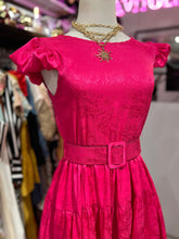 Cargar imagen en el visor de la galería, Vestido saten rosa con cinturón
