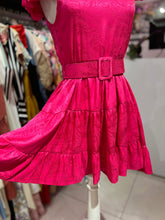 Cargar imagen en el visor de la galería, Vestido saten rosa con cinturón

