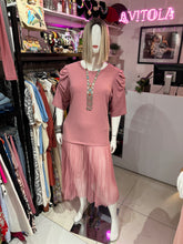 Cargar imagen en el visor de la galería, Vestido chemise rosa palo falda plisada
