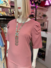 Cargar imagen en el visor de la galería, Vestido chemise rosa palo falda plisada
