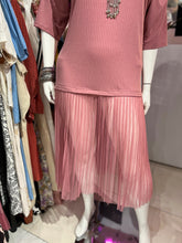 Cargar imagen en el visor de la galería, Vestido chemise rosa palo falda plisada
