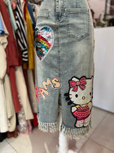 Cargar imagen en el visor de la galería, Falda denim con parches lentejuela
