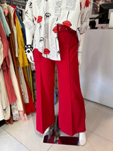 Cargar imagen en el visor de la galería, Pantalón rojo con cinturón
