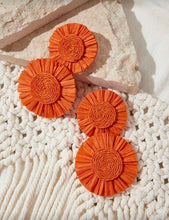 Cargar imagen en el visor de la galería, Aretes maxi flores naranjas
