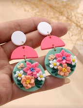 Cargar imagen en el visor de la galería, Aretes colgantes con flores
