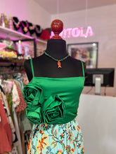Cargar imagen en el visor de la galería, Top verde con flores
