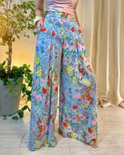 Cargar imagen en el visor de la galería, Pantalón estampado floral azul
