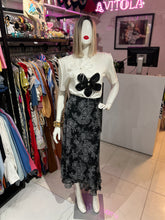 Cargar imagen en el visor de la galería, Falda midi negra floral blanco
