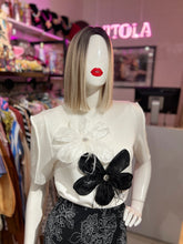 Cargar imagen en el visor de la galería, Playera blanca aplicación flores
