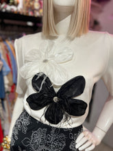 Cargar imagen en el visor de la galería, Playera blanca aplicación flores
