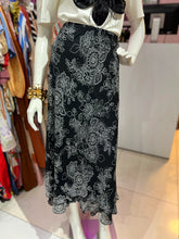 Cargar imagen en el visor de la galería, Falda midi negra floral blanco
