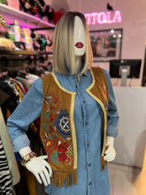 Cargar imagen en el visor de la galería, Chaleco gamuza bordado
