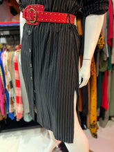 Cargar imagen en el visor de la galería, Vestido negro lineas blancas
