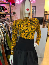 Cargar imagen en el visor de la galería, Pantiblusa leopardo amarilla
