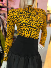 Cargar imagen en el visor de la galería, Pantiblusa leopardo amarilla
