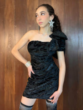 Cargar imagen en el visor de la galería, Vestido negro un hombro moño
