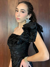 Cargar imagen en el visor de la galería, Vestido negro un hombro moño
