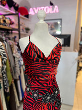 Cargar imagen en el visor de la galería, Set top &amp; falda midi satén rojo
