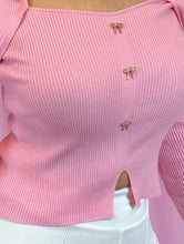 Cargar imagen en el visor de la galería, Blusa hilo rosa botones moño
