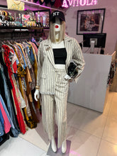 Cargar imagen en el visor de la galería, Blazer beige lineas negras
